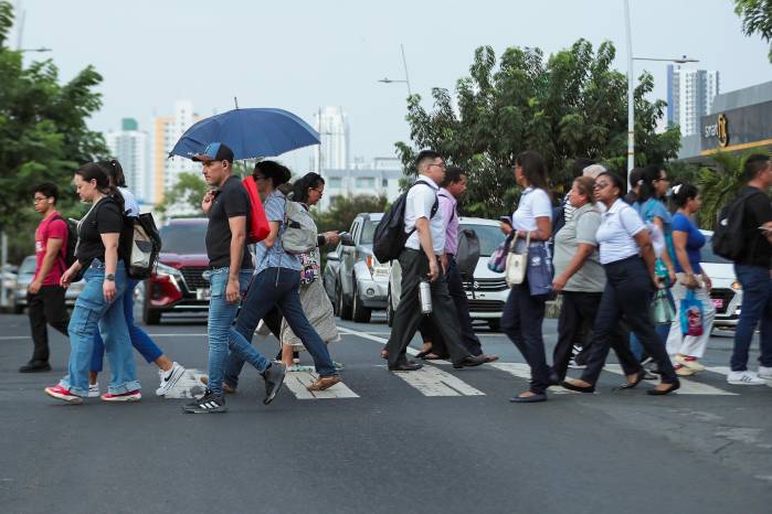 Anualmente, los trabajadores panameños reciben tres pagos del décimo tercer mes, que se dan en abril, agosto y diciembre. Anualmente, los trabajadores panameños reciben tres pagos del décimo tercer mes, que se dan en abril, agosto y diciembre.