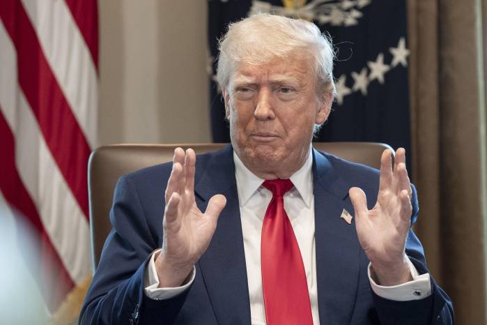 El presidente de Estados Unidos, Donald Trump, escucha comentarios durante una reunión del gabinete en la Sala del Gabinete de la Casa Blanca. El presidente de Estados Unidos, Donald Trump, escucha comentarios durante una reunión del gabinete en la Sala del Gabinete de la Casa Blanca.