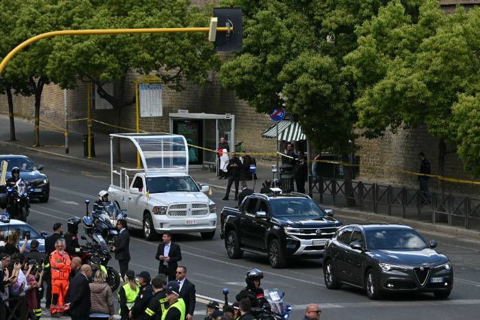 El cortejo fúnebre del papa recorre Roma entre miles de personas hasta su sepultura El cortejo fúnebre del papa recorre Roma entre miles de personas hasta su sepultura
