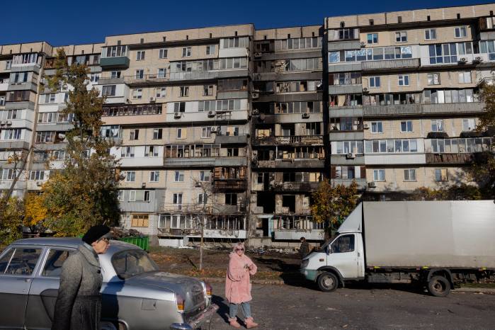 Residentes locales pasan junto a un edificio residencial dañado tras un ataque con drones en Kiev, el 26 de octubre de 2025, en medio de la invasión rusa de Ucrania. Residentes locales pasan junto a un edificio residencial dañado tras un ataque con drones en Kiev, el 26 de octubre de 2025, en medio de la invasión rusa de Ucrania.