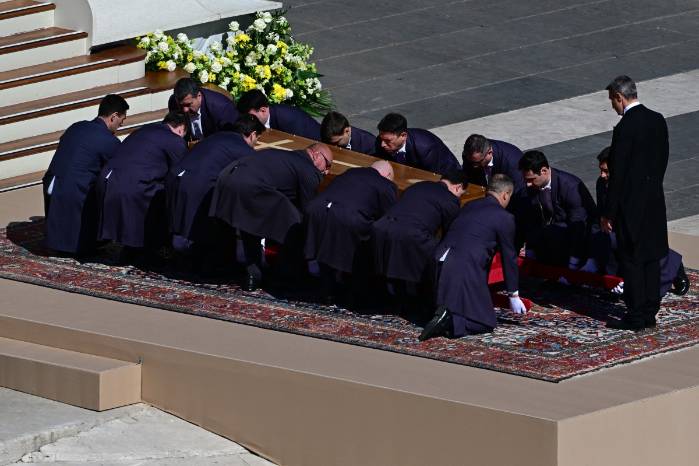 <strong>Comienza el funeral del papa Francisco en el Vaticano</strong> <strong>Comienza el funeral del papa Francisco en el Vaticano</strong>