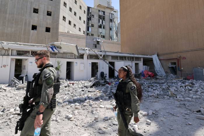 Tropas israelíes caminan entre los escombros frente al Hospital Soroka, en la ciudad sureña de Beersheba, tras el impacto de un misil lanzado desde Irán el 19 de junio de 2025. Tropas israelíes caminan entre los escombros frente al Hospital Soroka, en la ciudad sureña de Beersheba, tras el impacto de un misil lanzado desde Irán el 19 de junio de 2025.