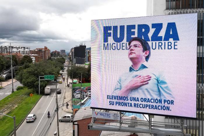 En este contexto clínico, Uribe Turbay “ha requerido reiniciar su bloqueo neuromuscular y sedación profunda para contribuir a su evolución, detalló la Fundación Santa Fe. En este contexto clínico, Uribe Turbay “ha requerido reiniciar su bloqueo neuromuscular y sedación profunda para contribuir a su evolución, detalló la Fundación Santa Fe.