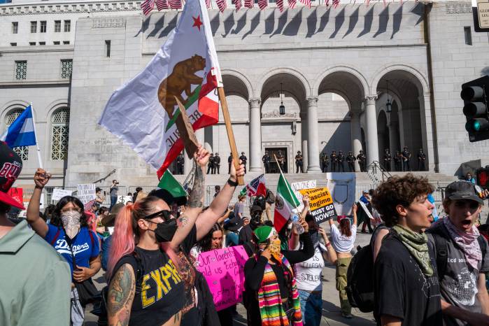 Manifestantes marchan por el centro de Los Ángeles mientras continúan las protestas tras el inicio de una serie de redadas migratorias el viernes 13 de junio de 2025 en Los Ángeles, California. Manifestantes marchan por el centro de Los Ángeles mientras continúan las protestas tras el inicio de una serie de redadas migratorias el viernes 13 de junio de 2025 en Los Ángeles, California.