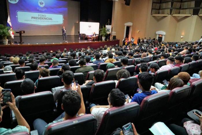 Torrijos Espino expuso ante cientos de estudiantes de la UTP sus propuestas de gobierno para la generación de empleos, fortalecimiento del sistema de salud y educación; entre otros temas. Torrijos Espino expuso ante cientos de estudiantes de la UTP sus propuestas de gobierno para la generación de empleos, fortalecimiento del sistema de salud y educación; entre otros temas.
