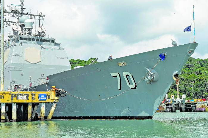 El destructor USS Lake Erie de la armada de EEUU, en el puerto de Balboa, Panamá. El destructor USS Lake Erie de la armada de EEUU, en el puerto de Balboa, Panamá.