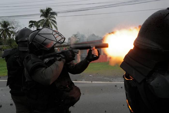 La policía antidisturbios dispara contra trabajadores y residentes que bloquean las vías de acceso a Bocas del Toro en Almirante, Panamá, el 14 de junio de 2025, durante una protesta contra el gobierno del presidente de Panamá, José Raúl Mulino. La policía antidisturbios dispara contra trabajadores y residentes que bloquean las vías de acceso a Bocas del Toro en Almirante, Panamá, el 14 de junio de 2025, durante una protesta contra el gobierno del presidente de Panamá, José Raúl Mulino.