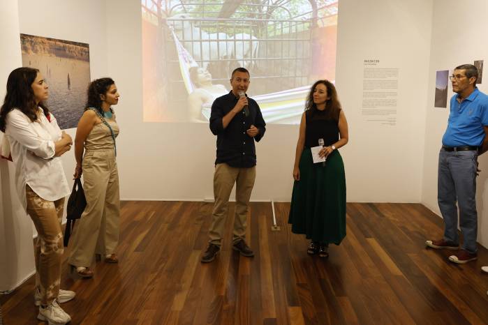 El español Matías Costa (c) habla durante la exposición 'Un extraño don de regresar. Diálogos fotográficos entre España y Panamá' este jueves, en el Centro Cultural de España (CCE). El español Matías Costa (c) habla durante la exposición 'Un extraño don de regresar. Diálogos fotográficos entre España y Panamá' este jueves, en el Centro Cultural de España (CCE).