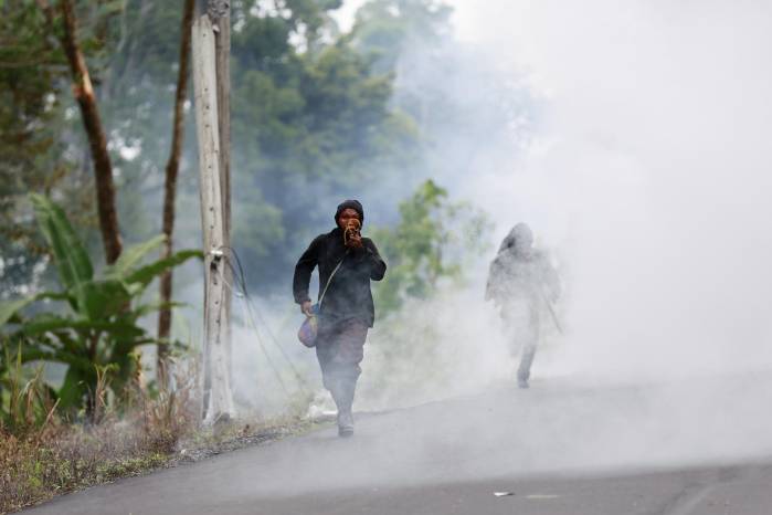 Un manifestante corren al recibir gases lacrimógenos lanzados por agentes de la Unidad de Control de Multitudes (UCM) durante los cierres en Valle de Agua Abajo en la provincia de Bocas del Toro (Panamá). Un manifestante corren al recibir gases lacrimógenos lanzados por agentes de la Unidad de Control de Multitudes (UCM) durante los cierres en Valle de Agua Abajo en la provincia de Bocas del Toro (Panamá).