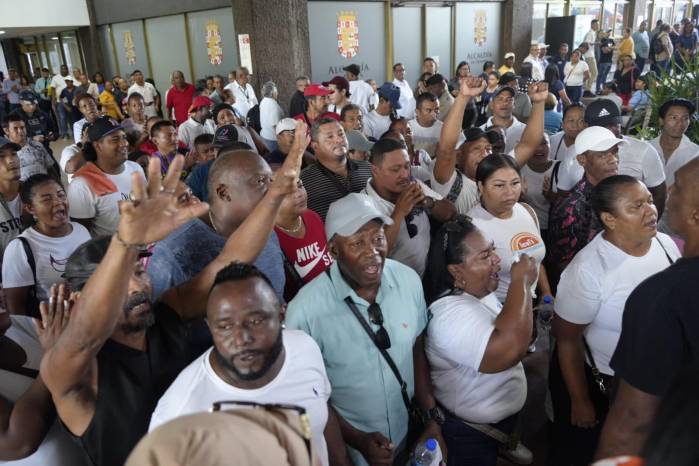 Durante la reunión los buhoneros plantearon sus inquietudes respecto al ‘Plan de Reordenamiento y Recuperación de Espacios Públicos’ Durante la reunión los buhoneros plantearon sus inquietudes respecto al ‘Plan de Reordenamiento y Recuperación de Espacios Públicos’