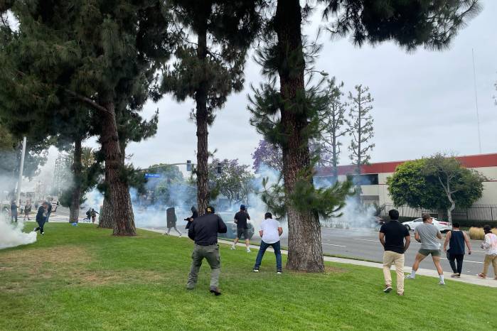 Las redadas migratorias en lugares de trabajo continuaron en Los Ángeles. Las redadas migratorias en lugares de trabajo continuaron en Los Ángeles.