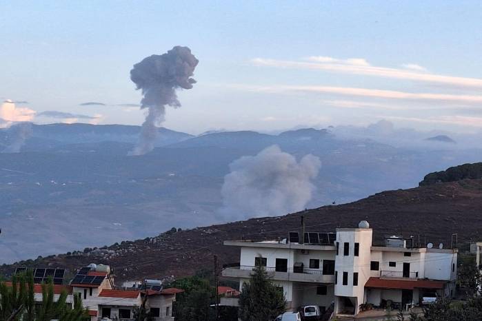 Columnas de humo se elevan desde el lugar de los ataques aéreos israelíes que tuvieron como objetivo aldeas libanesas, vistas desde Marjaayoun, en el sur del Líbano, a primeras horas del 23 de septiembre de 2024. Columnas de humo se elevan desde el lugar de los ataques aéreos israelíes que tuvieron como objetivo aldeas libanesas, vistas desde Marjaayoun, en el sur del Líbano, a primeras horas del 23 de septiembre de 2024.