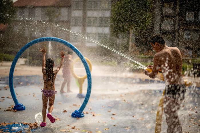 Imagen de archivo de niños jugando en una fuente. Imagen de archivo de niños jugando en una fuente.