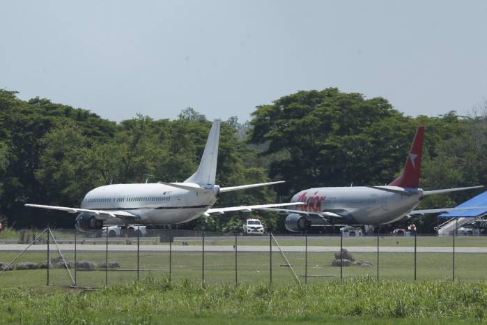 Fotografía de aviones que transportan a venezolanos detenidos en El Salvador con destino a Venezuela este viernes, en el aeropuerto Internacional San Oscar Romero en San Luis Talpa (El Salvador). Fotografía de aviones que transportan a venezolanos detenidos en El Salvador con destino a Venezuela este viernes, en el aeropuerto Internacional San Oscar Romero en San Luis Talpa (El Salvador).