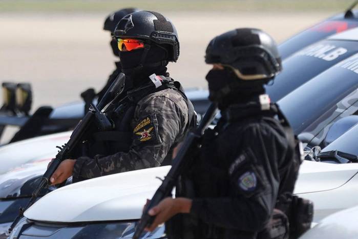 Militares venezolanos fuertemente armados en el aeropuerto Simón Bolívar. Militares venezolanos fuertemente armados en el aeropuerto Simón Bolívar.