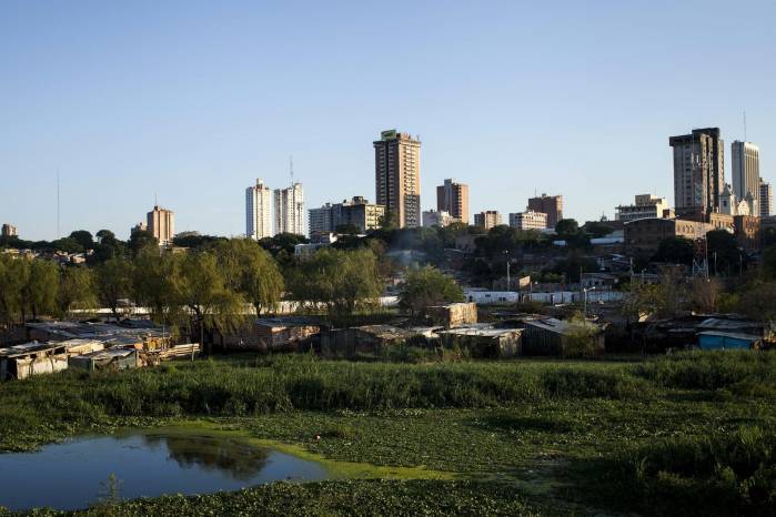 Panorámica del centro de Asunción, con el barrio Chacarita enfrente, en Asunción (Paraguay). Panorámica del centro de Asunción, con el barrio Chacarita enfrente, en Asunción (Paraguay).