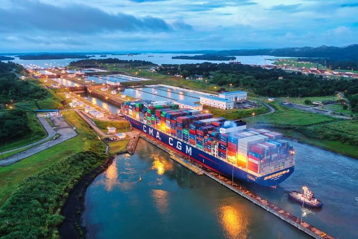 Por el Canal de Panamá pasa el 5 % del comercio mundial, ya que conecta los océanos Atlántico y Pacífico. Por el Canal de Panamá pasa el 5 % del comercio mundial, ya que conecta los océanos Atlántico y Pacífico.