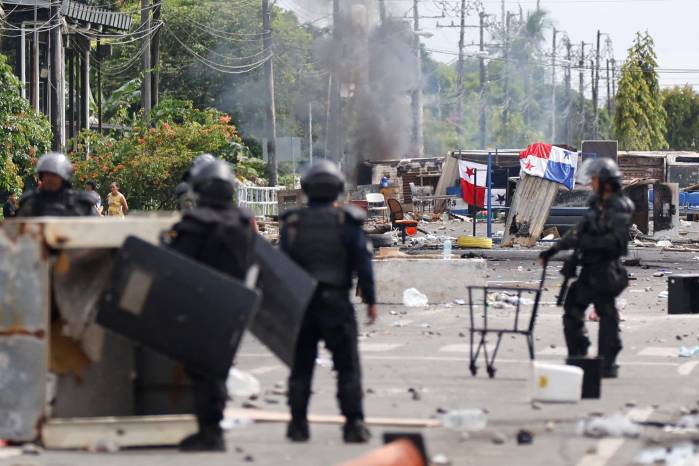 Integrantes de la Unidad de Control de Multitudes observan un bloqueo en una jornada de protestas en Changuinola, Bocas del Toro, el pasado 22 de junio de 2025. Integrantes de la Unidad de Control de Multitudes observan un bloqueo en una jornada de protestas en Changuinola, Bocas del Toro, el pasado 22 de junio de 2025.