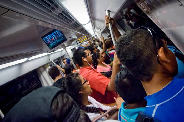 Con el Metro, los pasajeros acortan el tiempo de transporte en parte de sus recorridos diarios. Con el Metro, los pasajeros acortan el tiempo de transporte en parte de sus recorridos diarios.
