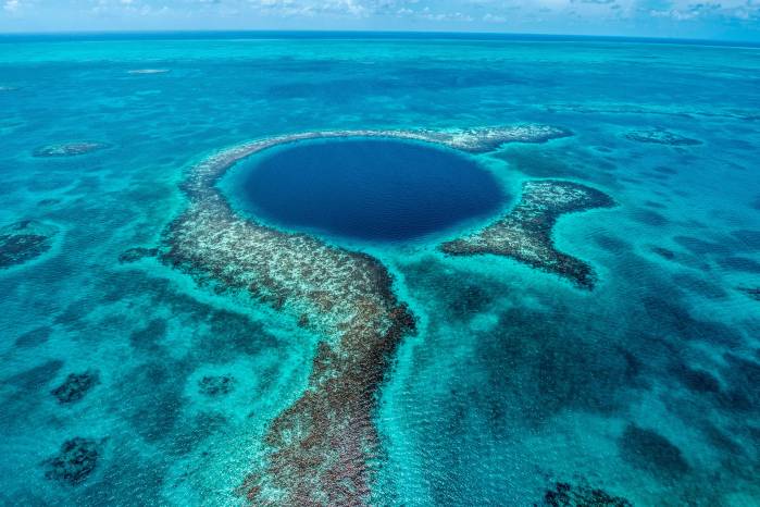 El famoso Gran Agujero Azul, visible desde el aire como un círculo perfecto de aguas profundas. El famoso Gran Agujero Azul, visible desde el aire como un círculo perfecto de aguas profundas.