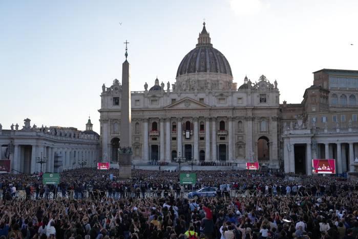 La multitud llegó a la Basílica de San Pedro, donde a las 18:07 el humo blanco irrumpió de la chimenea y anunció la escogencia del nuevo papa. La multitud llegó a la Basílica de San Pedro, donde a las 18:07 el humo blanco irrumpió de la chimenea y anunció la escogencia del nuevo papa.