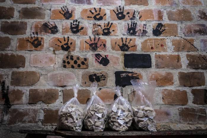 Bolsas con pasta de coca, un extracto crudo de la hoja de coca, en un laboratorio en un municipio del departamento de Nariño, Colombia Bolsas con pasta de coca, un extracto crudo de la hoja de coca, en un laboratorio en un municipio del departamento de Nariño, Colombia