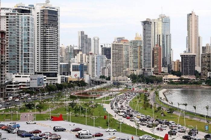 A lo largo de las últimas décadas se ha construido la visión del mundo acorde a la naturaleza transitista de la economía, cuya naturaleza conservadora y conformista es transversal a clases y sectores. A lo largo de las últimas décadas se ha construido la visión del mundo acorde a la naturaleza transitista de la economía, cuya naturaleza conservadora y conformista es transversal a clases y sectores.
