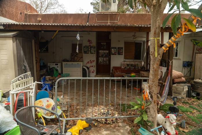 En varias habitaciones de seguridad de los kibutz familias enteras fueron acribilladas. En varias habitaciones de seguridad de los kibutz familias enteras fueron acribilladas.