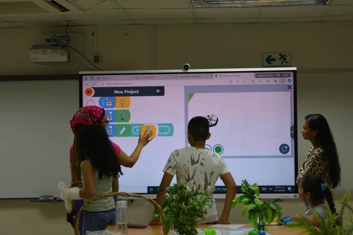 El uso de tecnología en las aulas prepara a los estudiantes para un entorno laboral cada vez más digitalizado. El uso de tecnología en las aulas prepara a los estudiantes para un entorno laboral cada vez más digitalizado.