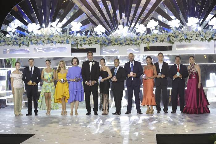 Representantes de los patrocinadores oficiales del evento Festival Debutantes 2025. Representantes de los patrocinadores oficiales del evento Festival Debutantes 2025.