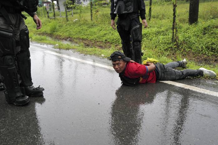 El 14 de junio el Gobierno autorizó la “operación Omega”, un duro despliegue policial por tierra, aire y mar para romper los cierres por la fuerza a lo largo de la provincia. El 14 de junio el Gobierno autorizó la “operación Omega”, un duro despliegue policial por tierra, aire y mar para romper los cierres por la fuerza a lo largo de la provincia.
