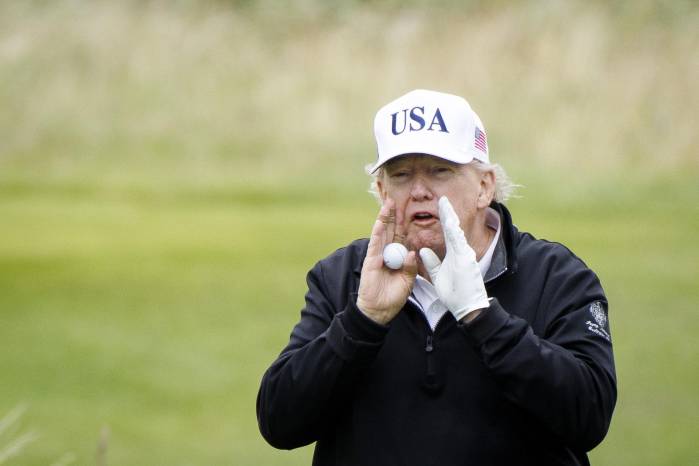 El presidente de Estados Unidos, Donald Trump, realiza declaraciones a los medios informativos mientras juega en el campo de golf Trump Turnberry durante su visita a Escocia. El presidente de Estados Unidos, Donald Trump, realiza declaraciones a los medios informativos mientras juega en el campo de golf Trump Turnberry durante su visita a Escocia.