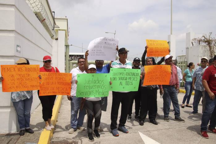 Personas sostienen carteles durante una protesta en la terminal de Petróleos Mexicanos (Pemex) este lunes, en Puerto Chiapas en Tapachula (México). Personas sostienen carteles durante una protesta en la terminal de Petróleos Mexicanos (Pemex) este lunes, en Puerto Chiapas en Tapachula (México).
