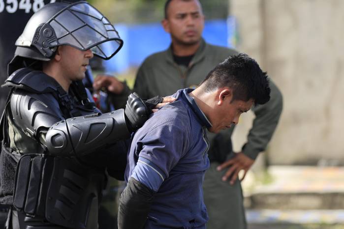 Un hombre al ser arrestado el pasado 16 de junio, durante una protesta en una carretera cerca de la localidad de Almirante, en la provincia de Bocas del Toro. Un hombre al ser arrestado el pasado 16 de junio, durante una protesta en una carretera cerca de la localidad de Almirante, en la provincia de Bocas del Toro.