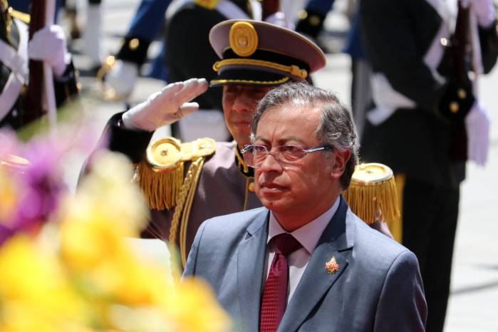 La propuesta de Petro retoma una idea que ya fracasó en 2023 y busca llenar el vacío jurídico tras la aprobación de la Ley de Paz Total en 2022. La propuesta de Petro retoma una idea que ya fracasó en 2023 y busca llenar el vacío jurídico tras la aprobación de la Ley de Paz Total en 2022.