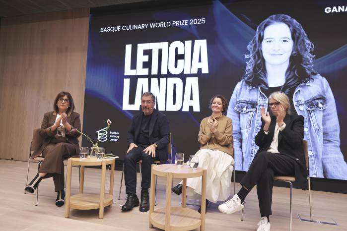 La consejera de Alimentación, Desarrollo Rural, Agricultura y Pesca del gobierno vasco, Amaya Barredo (i); los chefs Joan Roca (2i), Elena Reygadas (Rosetta, México )(2d) y Trine Hahnemann (Dinamarca) (i), anuncian la ganadora del premio Basque Culinary World Prize que ha recaído en esta edición en la cocinera mexicana Leticia Landa, este miércoles en el GOe de San Sebastian. La consejera de Alimentación, Desarrollo Rural, Agricultura y Pesca del gobierno vasco, Amaya Barredo (i); los chefs Joan Roca (2i), Elena Reygadas (Rosetta, México )(2d) y Trine Hahnemann (Dinamarca) (i), anuncian la ganadora del premio Basque Culinary World Prize que ha recaído en esta edición en la cocinera mexicana Leticia Landa, este miércoles en el GOe de San Sebastian.