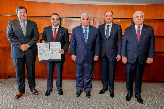 De izq. a der: José Luis Cutrale Jr., dueño de Chiquita; Julio, Moltó, de Comercio e Industria; José Raúl Mulino, presidente de la República, Carlos López Flores, presidente de Chiquita; Roberto Linares, de Desarrollo Agropecuario. De izq. a der: José Luis Cutrale Jr., dueño de Chiquita; Julio, Moltó, de Comercio e Industria; José Raúl Mulino, presidente de la República, Carlos López Flores, presidente de Chiquita; Roberto Linares, de Desarrollo Agropecuario.