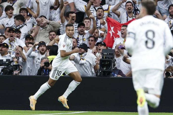 El delantero del Real Madrid Kylian Mbappé (i) celebra su gol contra el Barcelona, durante el partido de la décima jornada de LaLiga EA Sports, que Real Madrid y FC Barcelona disputan en el estadio Santiago Bernabéu. El delantero del Real Madrid Kylian Mbappé (i) celebra su gol contra el Barcelona, durante el partido de la décima jornada de LaLiga EA Sports, que Real Madrid y FC Barcelona disputan en el estadio Santiago Bernabéu.