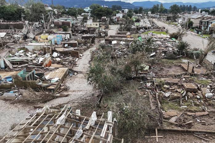 Fotografía aérea que muestra casas destruidas tras las inundaciones en Brasil. Fotografía aérea que muestra casas destruidas tras las inundaciones en Brasil.
