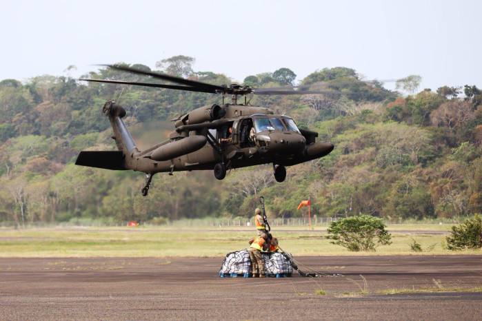 Avión de Estados Unidos en medio del traslado de alimentos en Panamá. Avión de Estados Unidos en medio del traslado de alimentos en Panamá.