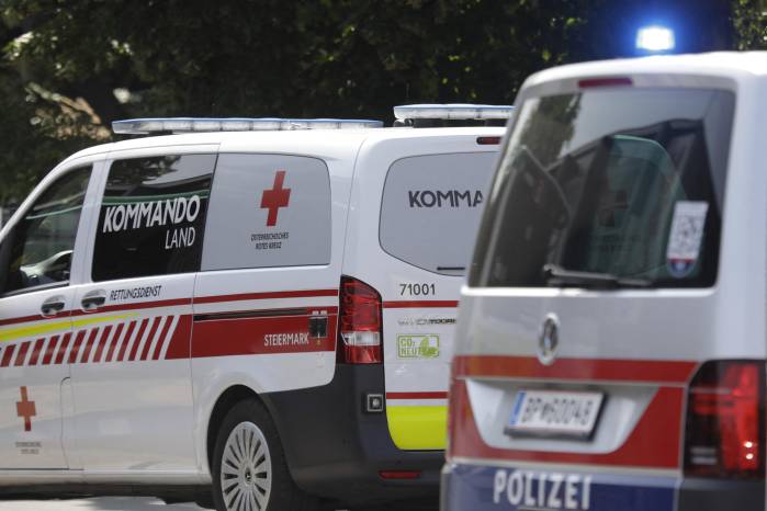 Una ambulancia y un carro de la policía afuera de un colegio en Austria en el que ocurrió un ataque a tiros. Una ambulancia y un carro de la policía afuera de un colegio en Austria en el que ocurrió un ataque a tiros.