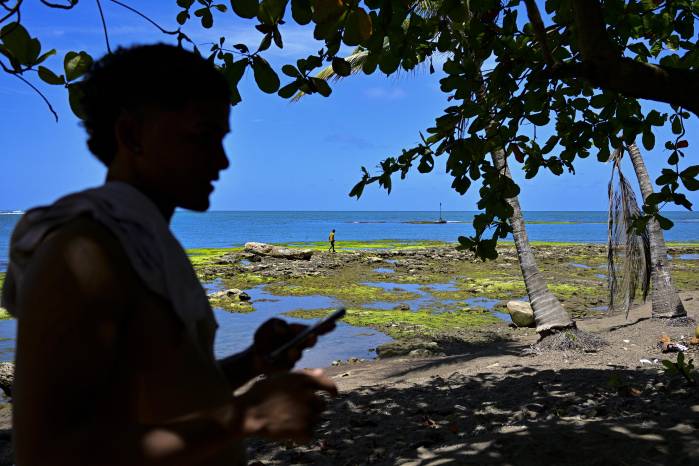 Migrantes venezolanos permanecen en la playa mientras esperan un bote que los lleve a Colombia en Miramar, cerca de Palenque. Migrantes venezolanos permanecen en la playa mientras esperan un bote que los lleve a Colombia en Miramar, cerca de Palenque.