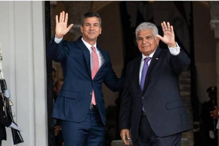 El presidente de Paraguay, Santiago Peña, junto su homólogo panameño, José Raúl Mulino. El presidente de Paraguay, Santiago Peña, junto su homólogo panameño, José Raúl Mulino.