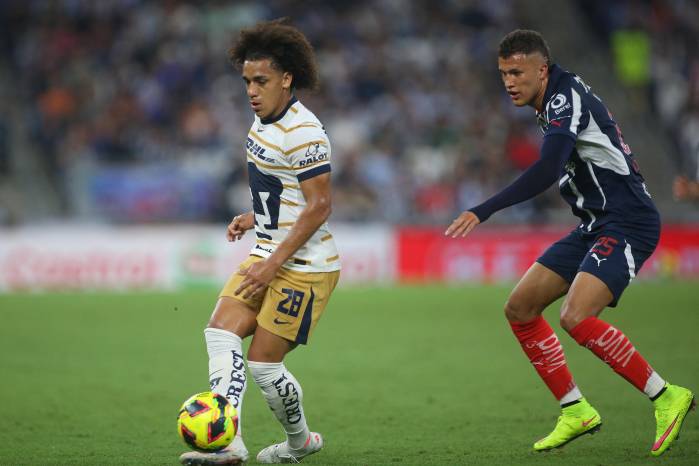 El mediocampista panameño, Adalberto Carrasquilla (izq.) durante un partido contra Monterrey. El mediocampista panameño, Adalberto Carrasquilla (izq.) durante un partido contra Monterrey.