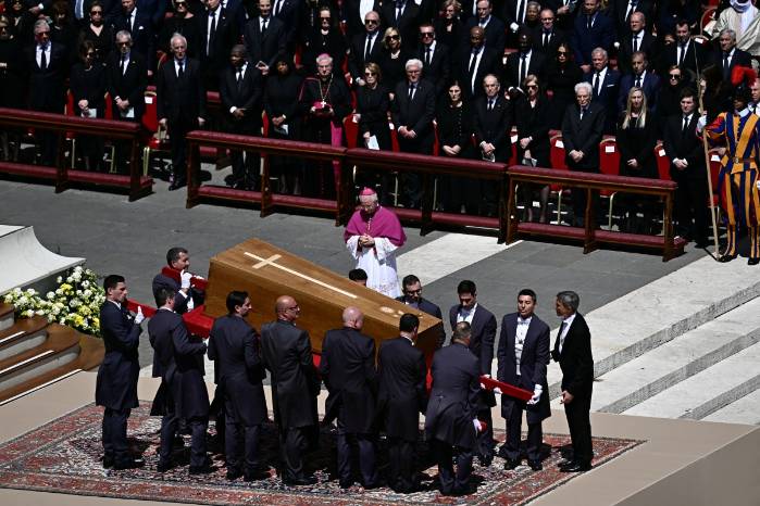 <strong>El féretro de Francisco vuelve a la basílica de San Pedro tras multitudinaria misa funeral</strong> <strong>El féretro de Francisco vuelve a la basílica de San Pedro tras multitudinaria misa funeral</strong>