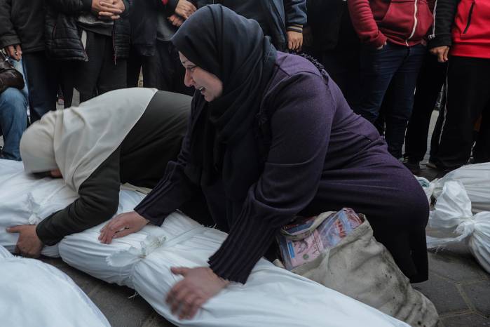 Mujeres palestinas lloran en Deir Al Balah, en el centro de la franja de Gaza Mujeres palestinas lloran en Deir Al Balah, en el centro de la franja de Gaza
