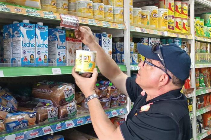Un inspector de la Acodeco realiza verificaciones de precios en comercios del país. Un inspector de la Acodeco realiza verificaciones de precios en comercios del país.