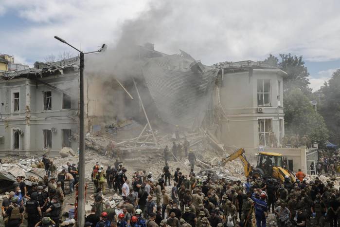 Equipos de rescate en el lugar del impacto de un cohete en el hospital infantil 'Okhmadyt' en Kiev, Ucrania. Equipos de rescate en el lugar del impacto de un cohete en el hospital infantil 'Okhmadyt' en Kiev, Ucrania.