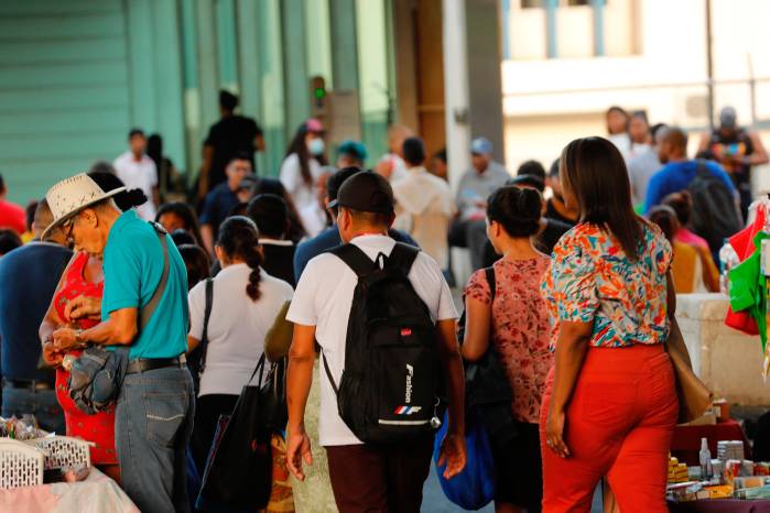 En Panamá, el 45 % de los trabajadores cuenta con título universitario. En Panamá, el 45 % de los trabajadores cuenta con título universitario.