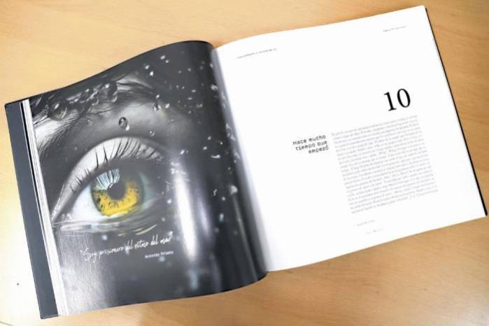 La edición conmemorativa consta de la novela y una colección de 60 fotografías. Algunas de ellas pueden observarse con realidad aumentada. La edición conmemorativa consta de la novela y una colección de 60 fotografías. Algunas de ellas pueden observarse con realidad aumentada.